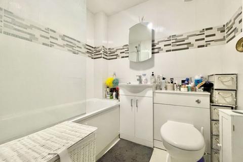 32 Discovery Walk, London, E1W 2JG