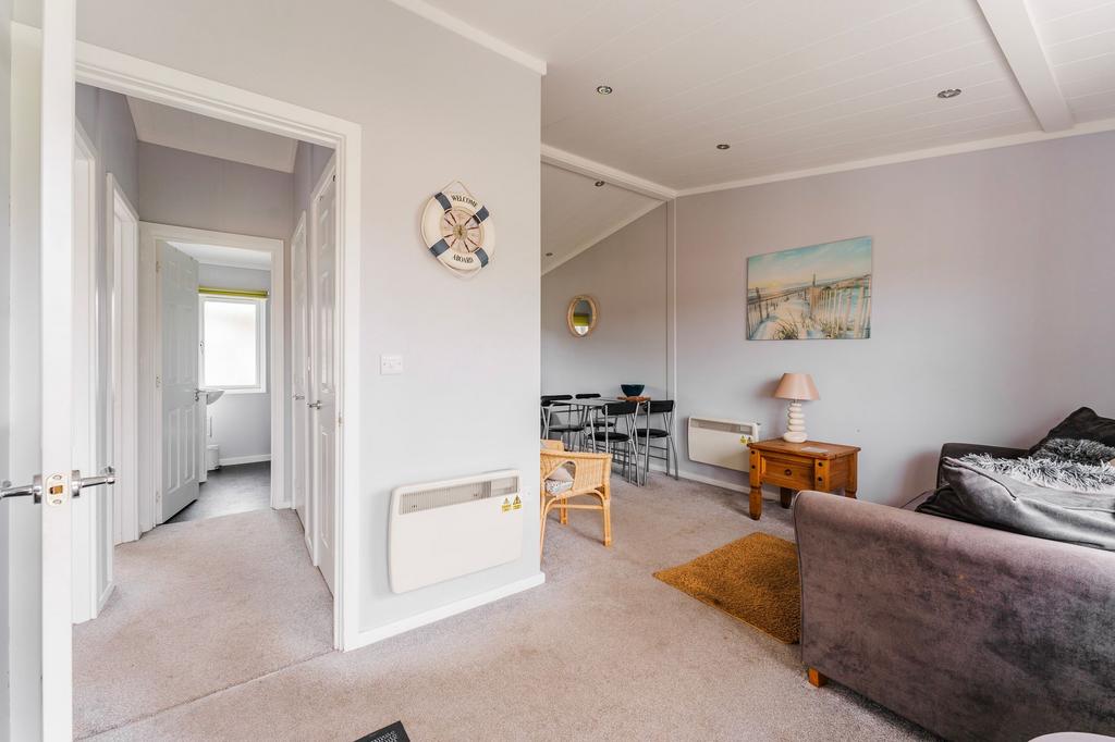61 Broadland Marina, Marsh Road, NR33 2 bed park home for sale £60,000