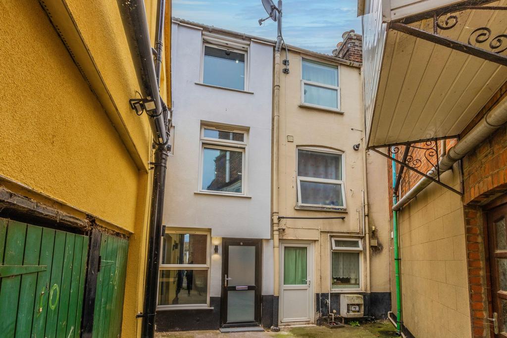 Crown Road, Great Yarmouth, NR30 4 bed terraced house £130,000