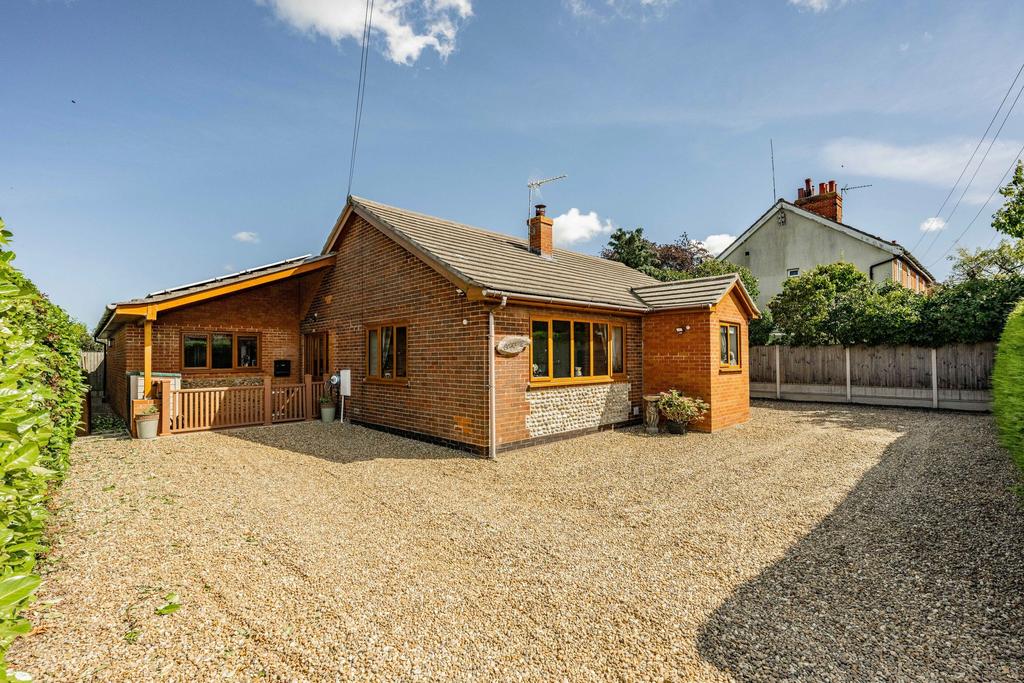Aylsham Road, Felmingham, NR28 3 bed detached bungalow for sale £425,000