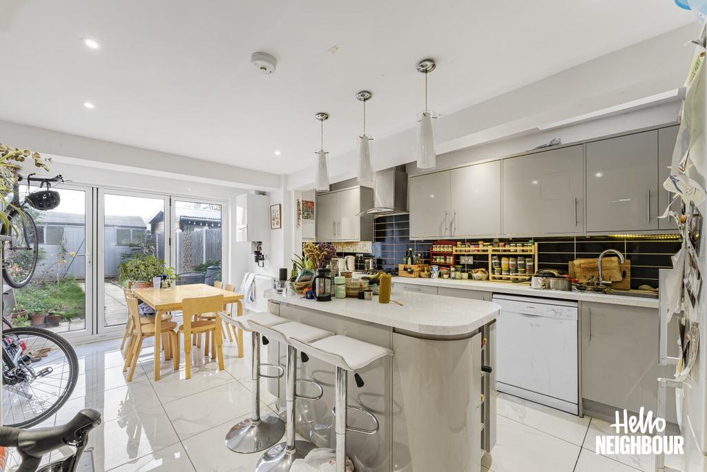 Buxton Road, London, E17 5 bed terraced house £4,000 pcm (£923 pw)