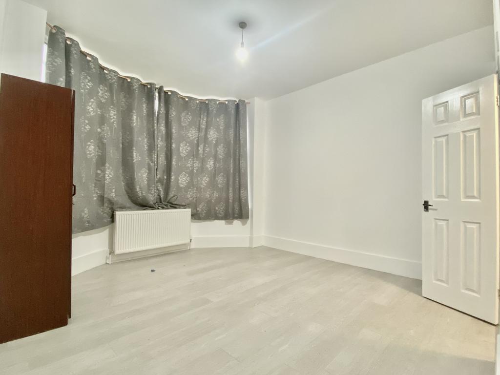 Park Avenue, CR4 2EL Flat £900 pcm (£208 pw)