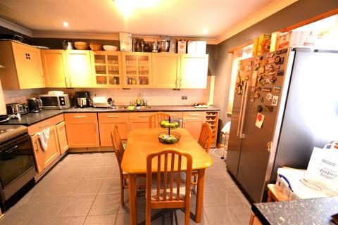3 bedroom end of terrace house for sale, Staines Road, Bedfont