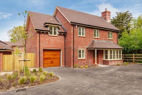 4 bedroom detached house for sale, 2 Constable Close, Fittleworth, RH20
