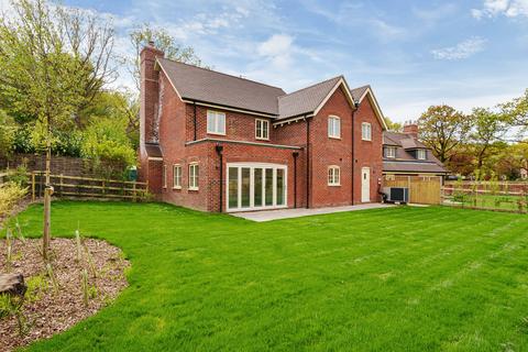 4 bedroom detached house for sale, 2 Constable Close, Fittleworth, RH20