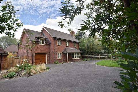 4 bedroom detached house for sale, 2 Constable Close, Fittleworth, RH20