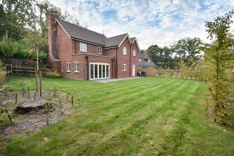 4 bedroom detached house for sale, 2 Constable Close, Fittleworth, RH20