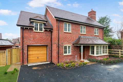 4 bedroom detached house for sale, 2 Constable Close, Fittleworth, RH20