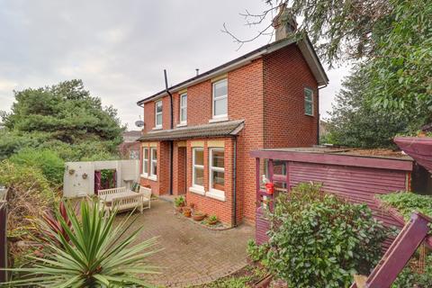 3 bedroom detached house for sale - WOW! Large three bedroom detached with ample parking and SOLD WITH NO FORWARD CHAIN!