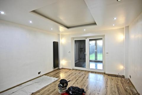 4 bedroom terraced house to rent, Whitefields Road, Waltham Cross, Hertfordshire, EN8