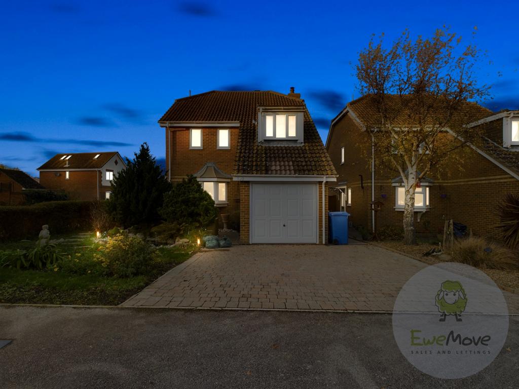 120 ANNE BOLEYN CLOSE, EASTCHURCH, SHEERNESS 3 bed detached house for sale £325,000