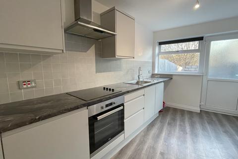 2 bedroom terraced house to rent, Middle Rd, Swansea