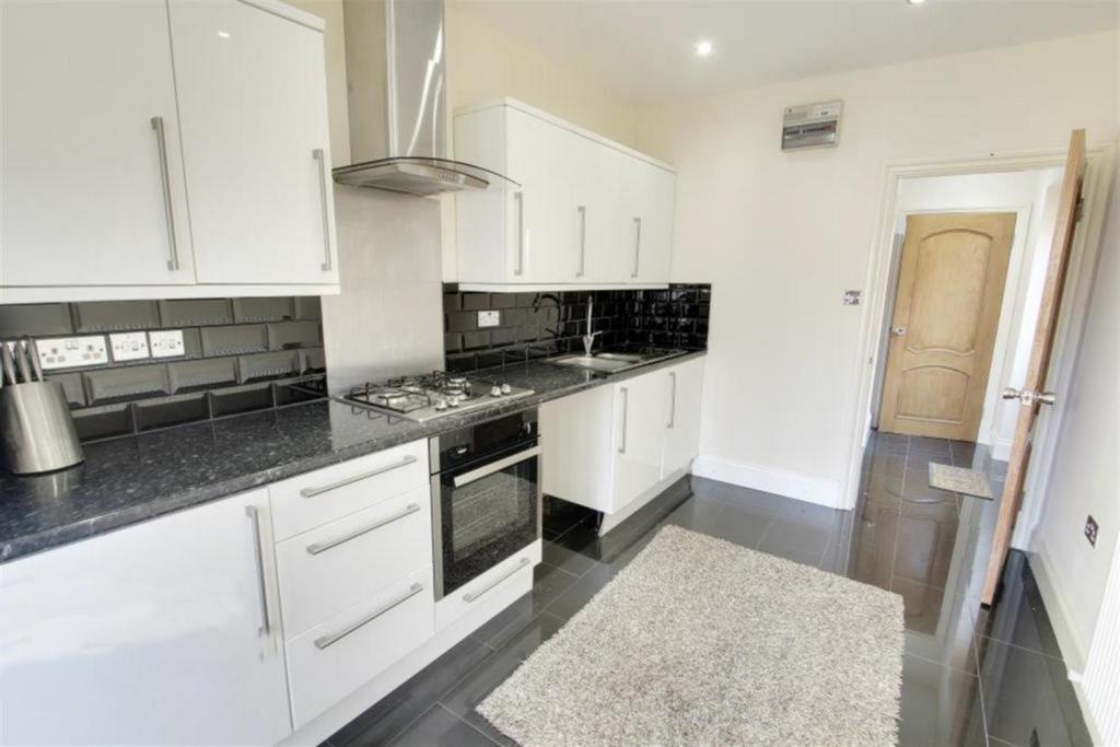 Royston Gardens, Ilford, Essex, IG1 Studio to rent £1,100 pcm (£254 pw)