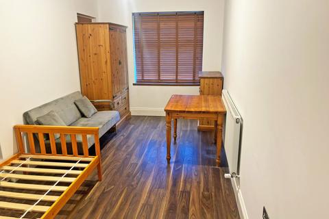 Studio to rent, Royston Gardens, Ilford, Essex, IG1