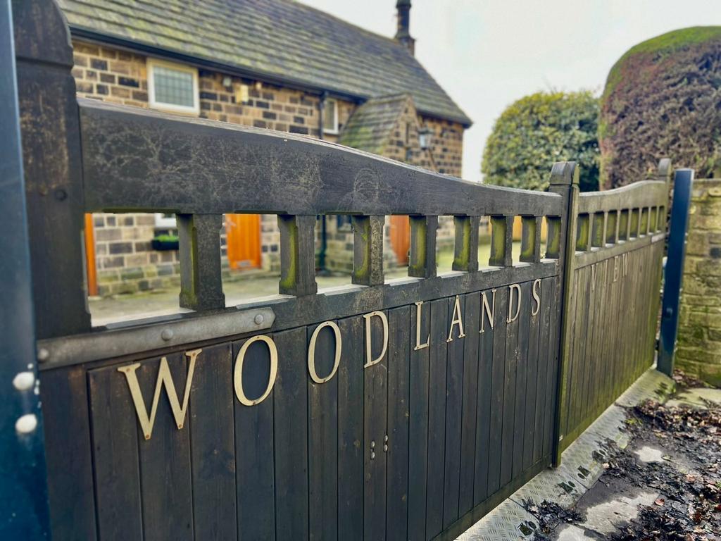 Apperley Lane, Bradford, West Yorkshire, BD10 4 bed detached house to