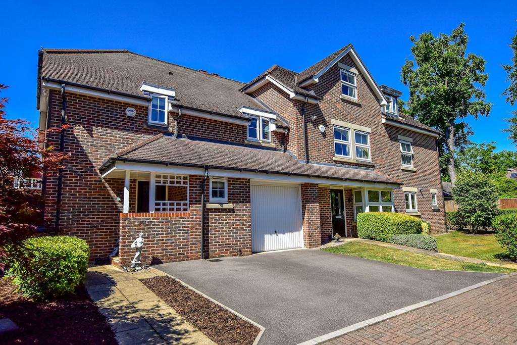 Cranwells Lane, Farnham Common SL2 3 bed semidetached house £650,000