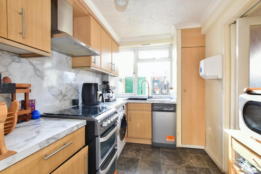 Marescroft Road, Slough SL2 2 bed terraced house £350,000