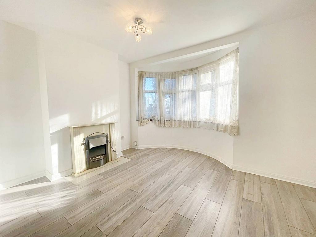 Boxtree Lane, Harrow HA3 2 bed flat to rent £2,000 pcm (£462 pw)