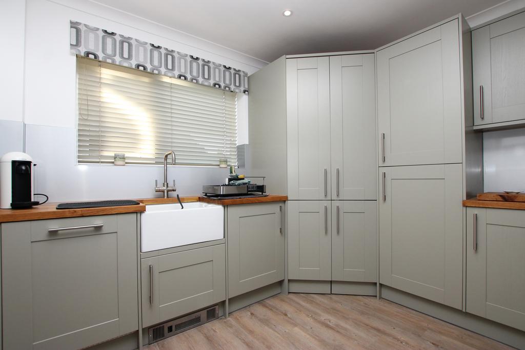 Pytchley Road, Kettering NN15 3 bed semidetached house for sale £266,000