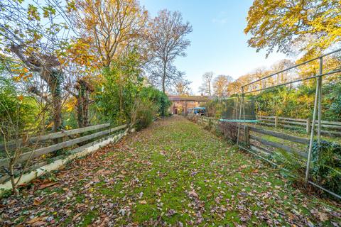 140 Albert Drive, Woking, GU21 5UA