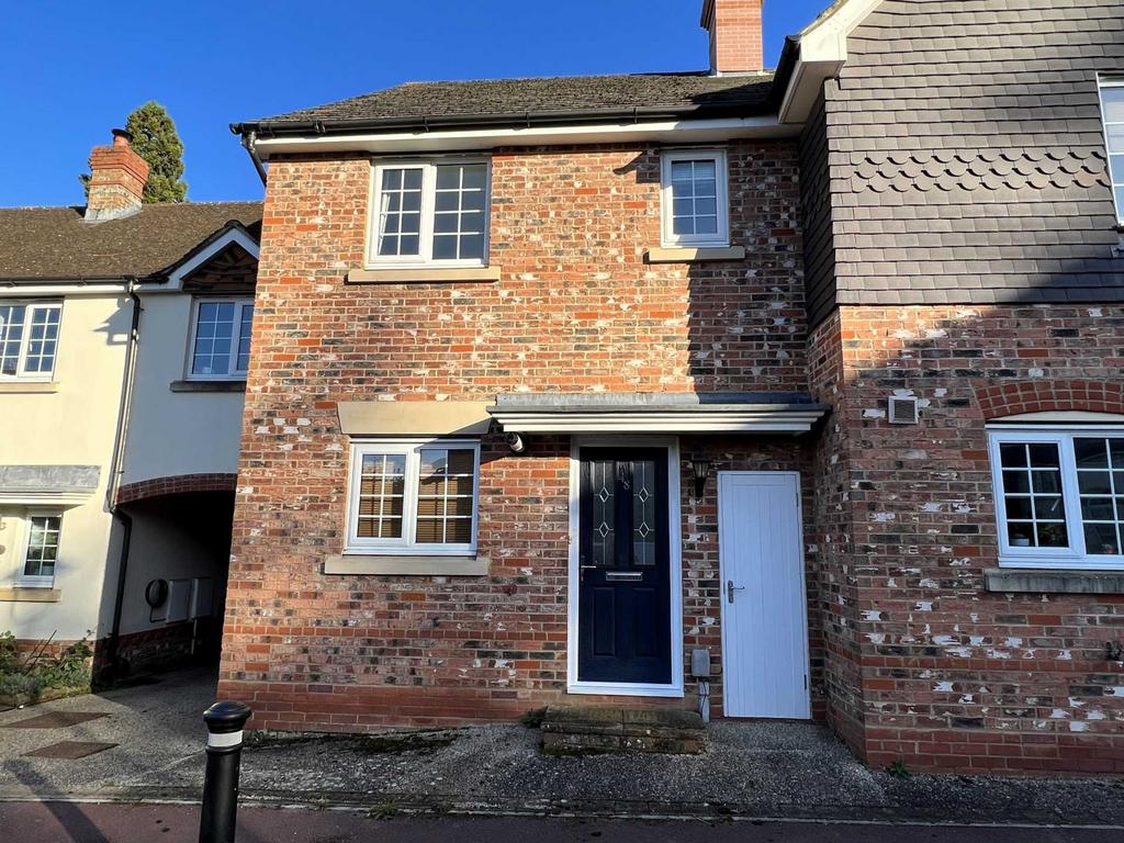 The West Hundreds, Elvetham Heath 3 bed terraced house £1,595 pcm (£