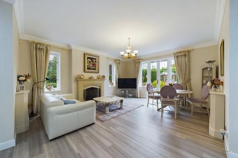 2 Selwyn Walk, Little Aston, Sutton Coldfield, B74 3FG