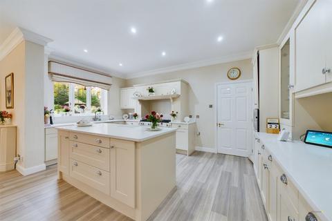 2 Selwyn Walk, Little Aston, Sutton Coldfield, B74 3FG