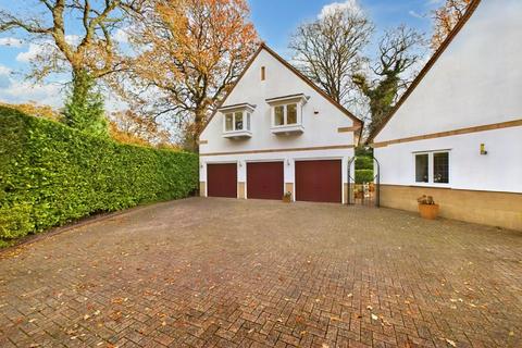 2 Selwyn Walk, Little Aston, Sutton Coldfield, B74 3FG