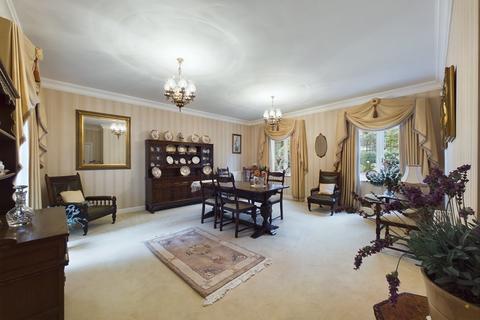 2 Selwyn Walk, Little Aston, Sutton Coldfield, B74 3FG