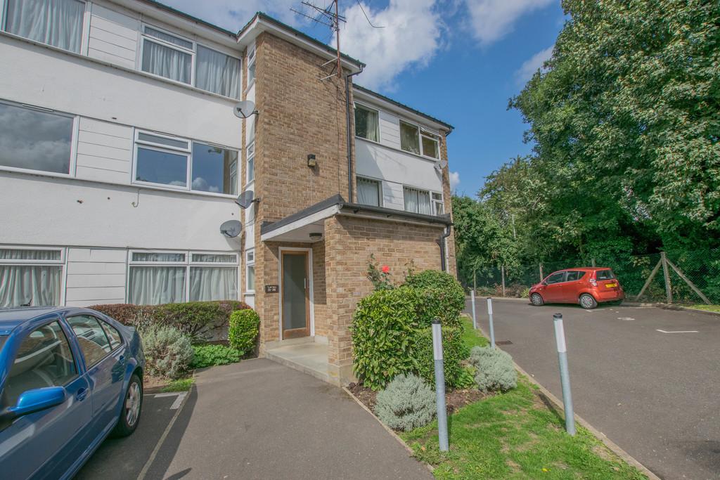 High Road, Broxbourne EN10 2 bed apartment £1,250 pcm (£288 pw)