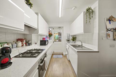 2 bedroom flat to rent, Fernhead Road, London