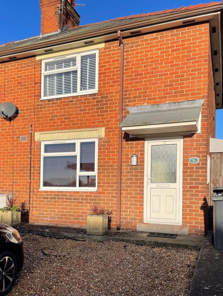 Henblas Road, Rhostyllen, Wrexham 2 bed semidetached house £650 pcm