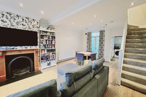 3 bedroom end of terrace house to rent, Birkbeck Road, London, N12