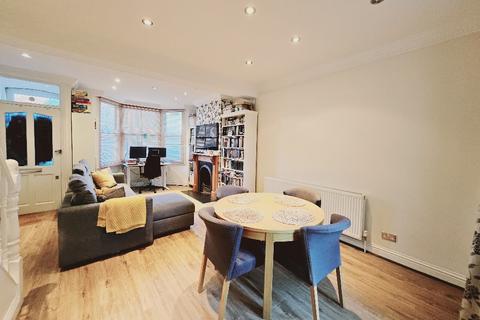 3 bedroom end of terrace house to rent, Birkbeck Road, London, N12