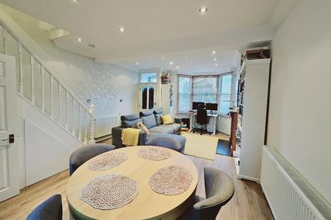 3 bedroom end of terrace house to rent, Birkbeck Road, London, N12