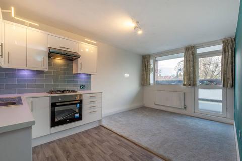 2 bedroom flat for sale, Phipps Bridge Road, Mitcham, CR4