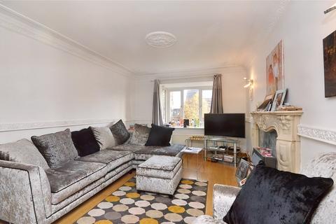 3 bedroom semi-detached house for sale - Hemsby Road, Castleford, West Yorkshire