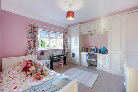 21 Roundwood View, Banstead, SM7 1EQ