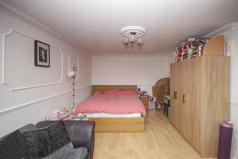 2 bedroom maisonette for sale, Lucey Way, London