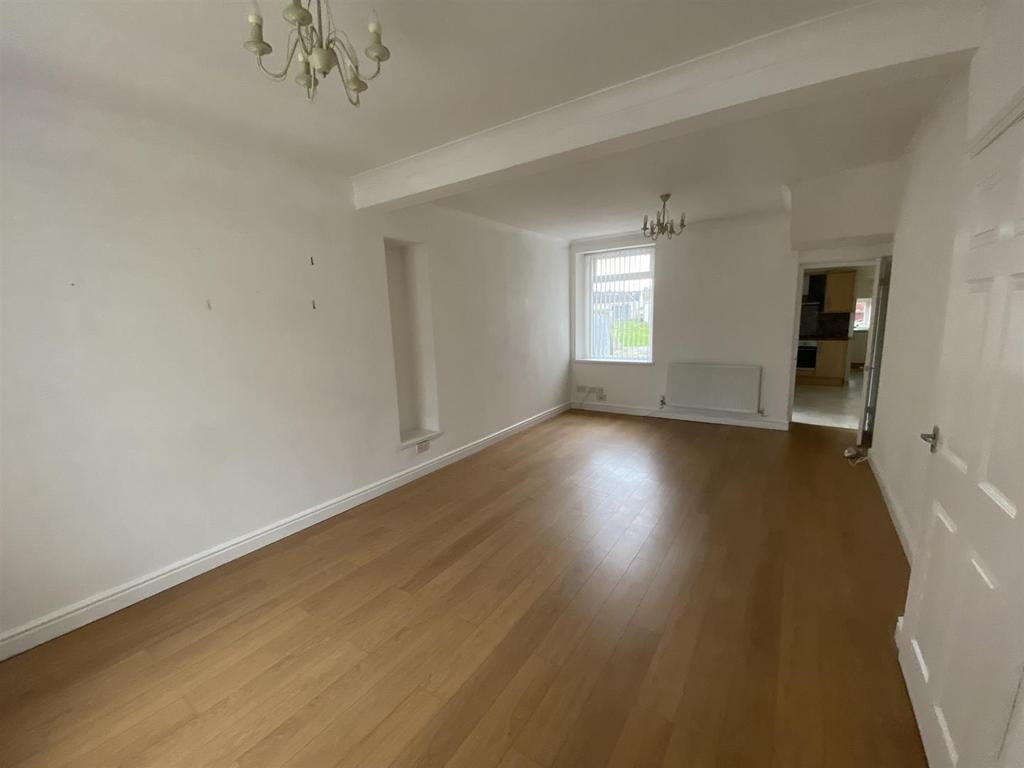 Maes Road, Llangennech, Llanelli 3 bed semidetached house for sale £
