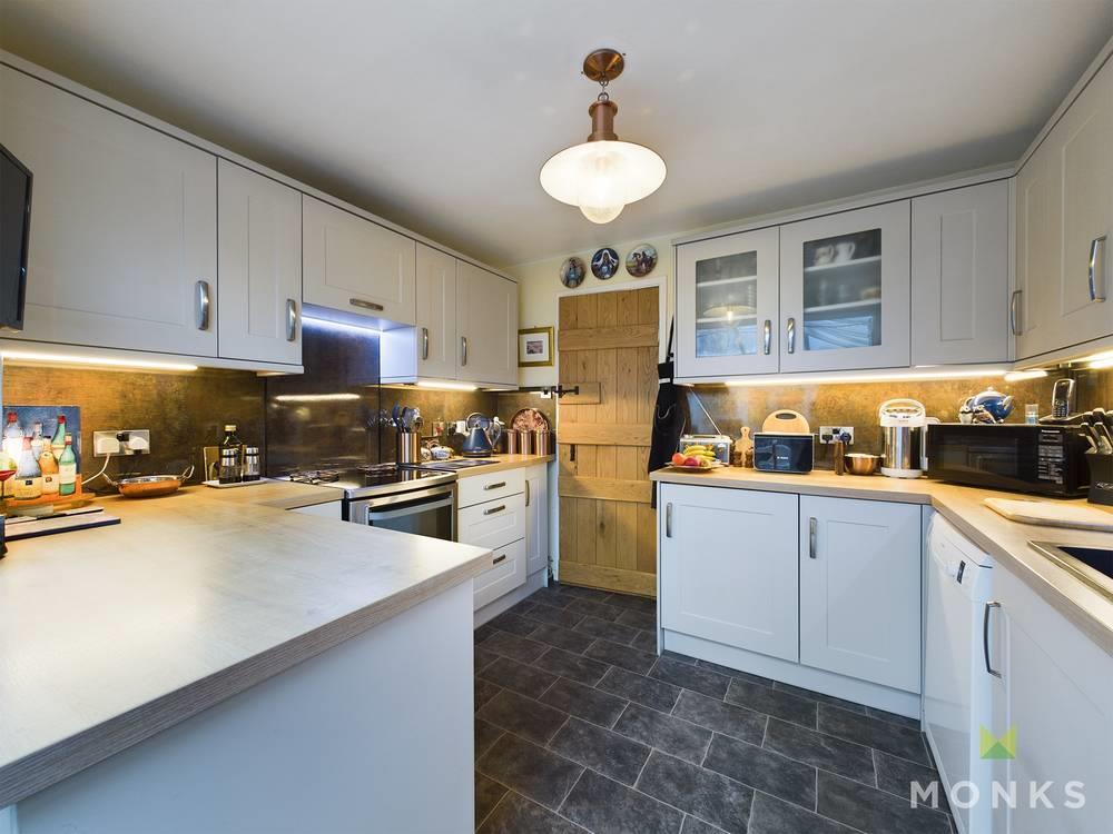 Kitchen 2.jpg