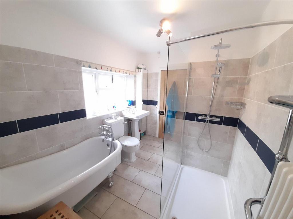 Bathroom 1.jpg