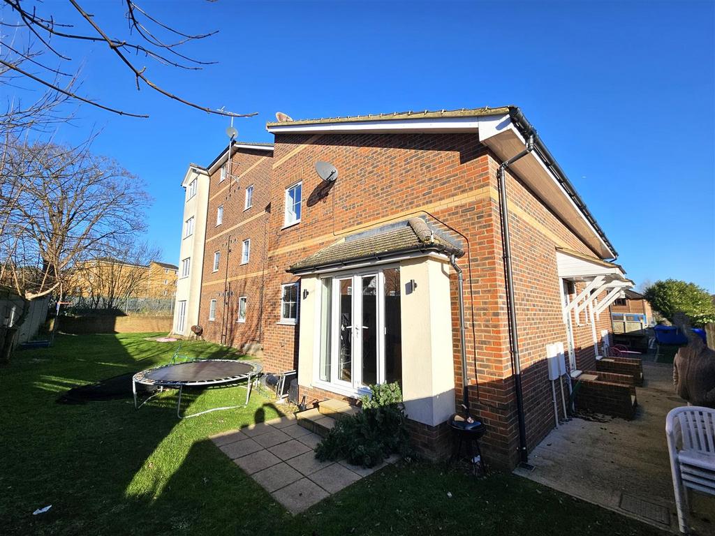 Spencer Close, Aldershot 2 bed end of terrace house for sale £225,000