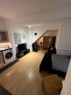 Studio to rent, Bath Road, Taplow, Maidenhead