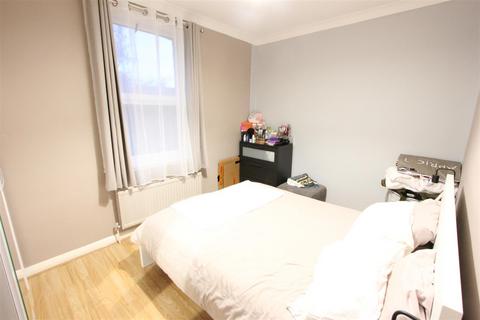 3 bedroom flat for sale, Holmesdale Road, London