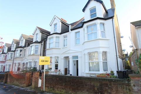 3 bedroom flat for sale, Holmesdale Road, London