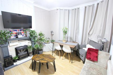 3 bedroom flat for sale, Holmesdale Road, London