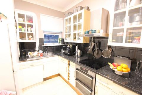 3 bedroom flat for sale, Holmesdale Road, London