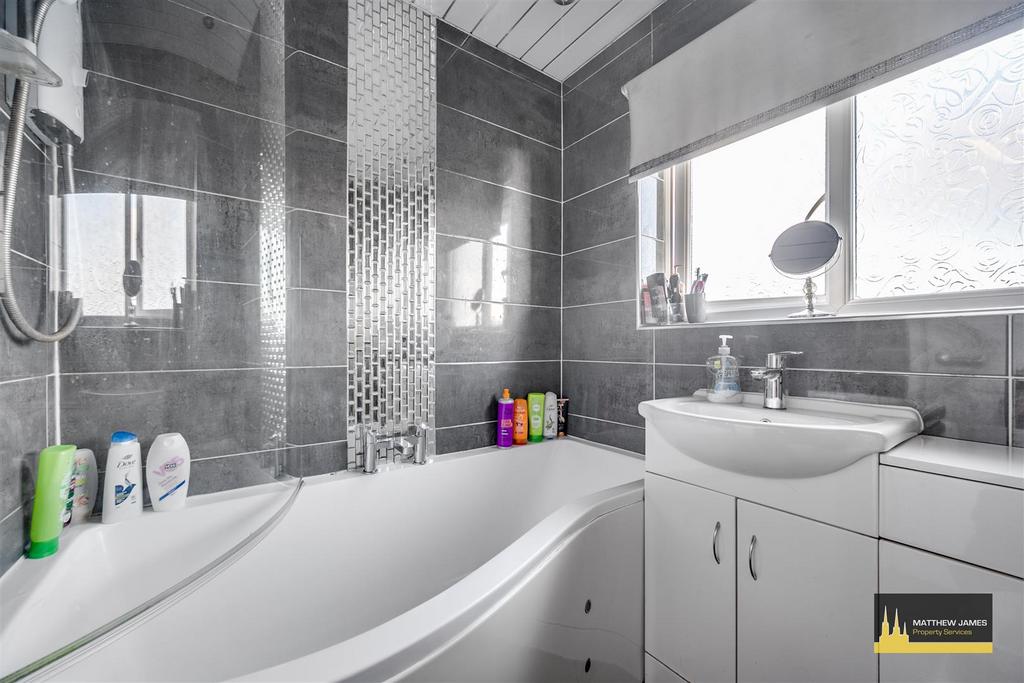 128 Yewdale Crescent-19.jpg