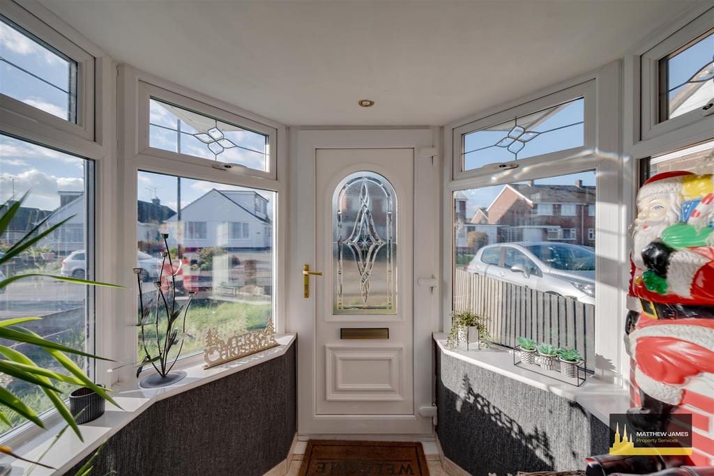 128 Yewdale Crescent-7.jpg